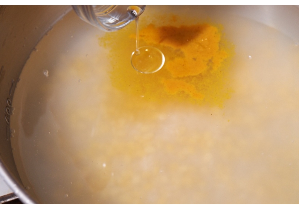 鍋にさっと洗った米とムング豆、水を入れ、30 分吸水させる。