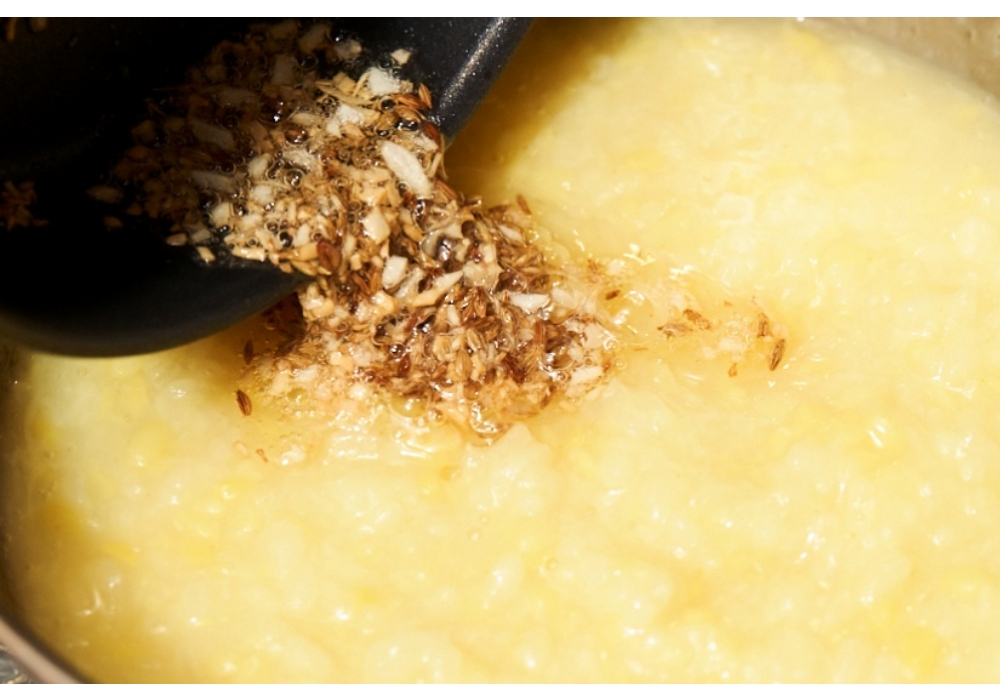 小さめのフライパンでギーを中火で熱し、クミンシードを加える。