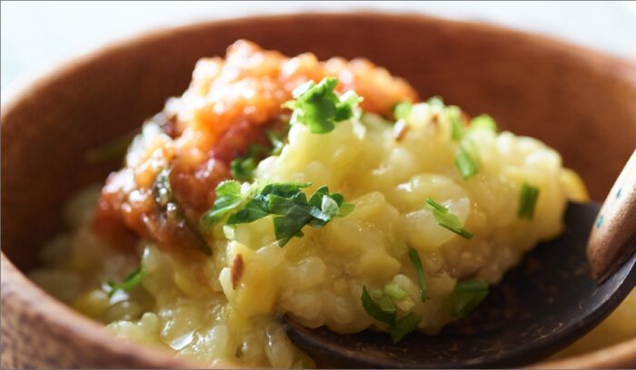 疲れを癒すスパイスおかゆ。インドの養生食「キチュリー＆トマトチャトニー」