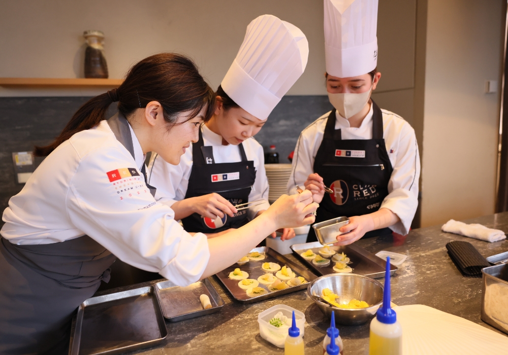 山本さんは、ファイナル出場者の中でただ一人、審査員のみならず助手のための試食プレートも用意するという配慮を見せた。