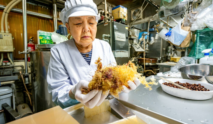 85歳。「寒天は固まってみないとわからない。できが悪いとひと釜全部処分します」