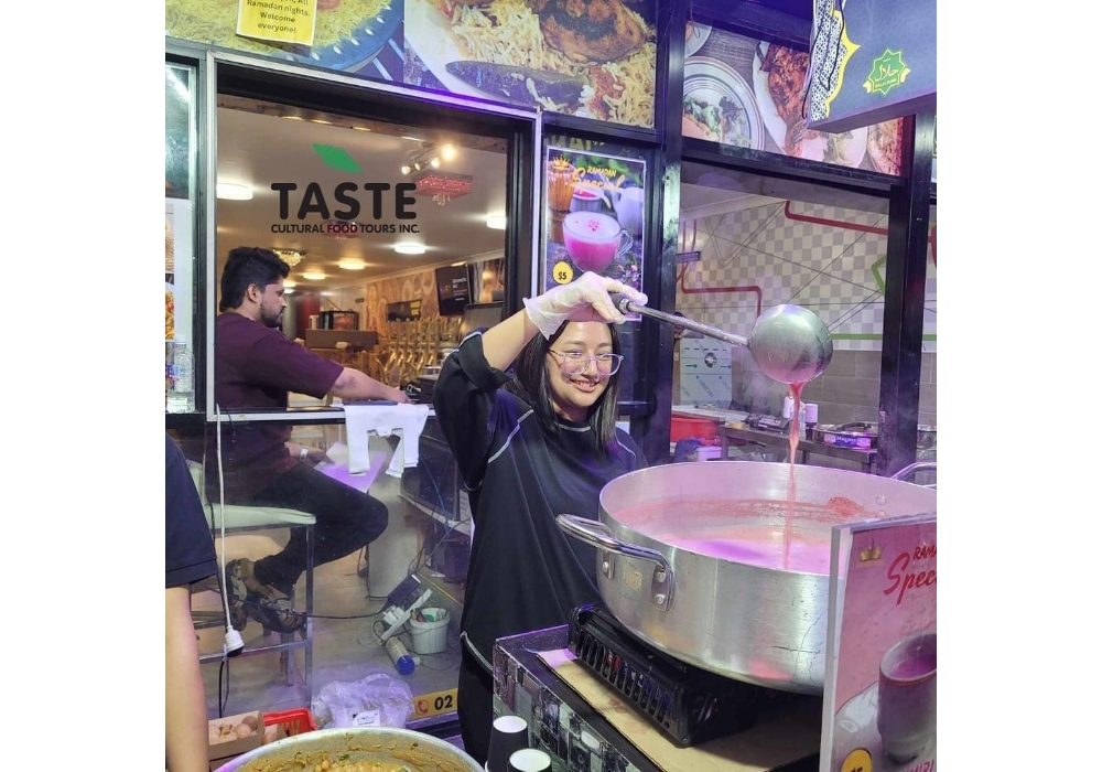 インド北部カシミール地方のチャイ(５豪州ドル)は、鮮やかなピンク色。