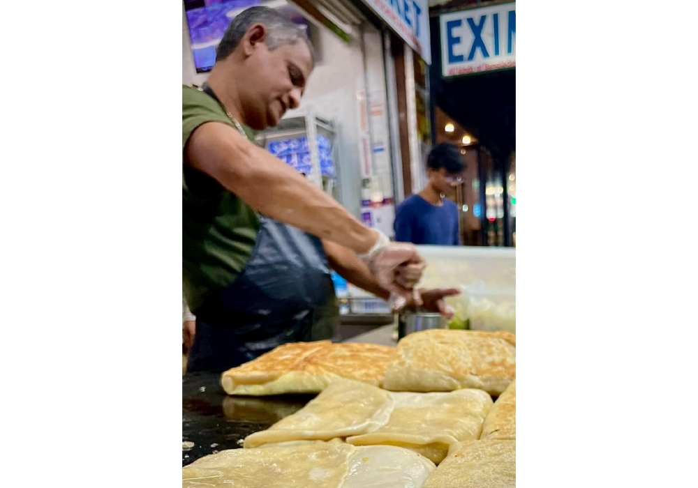 マレーシアやインドネシアの屋台で見かけるお好み焼きのようなムルタバ