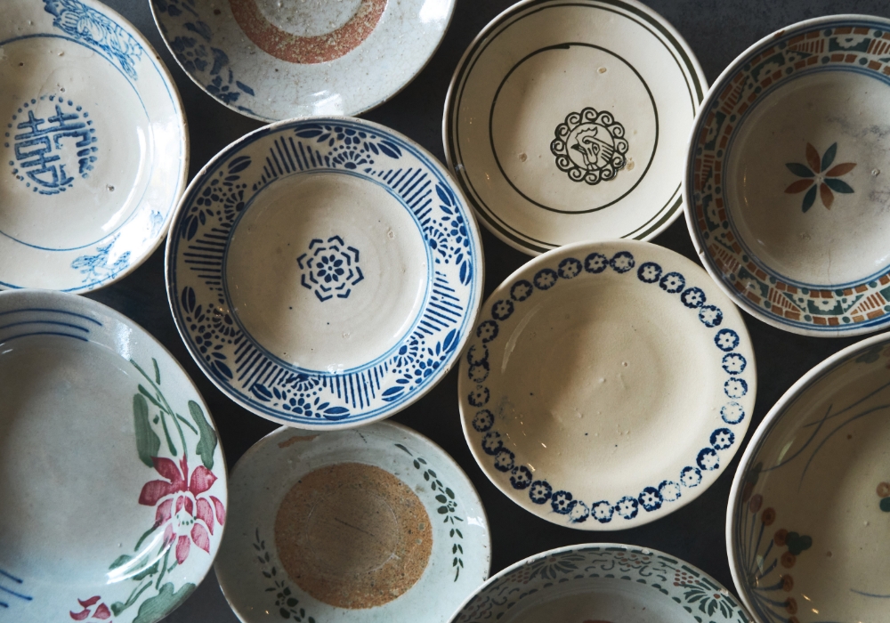 ベトナムのアンティークのテーブルウェアを使う