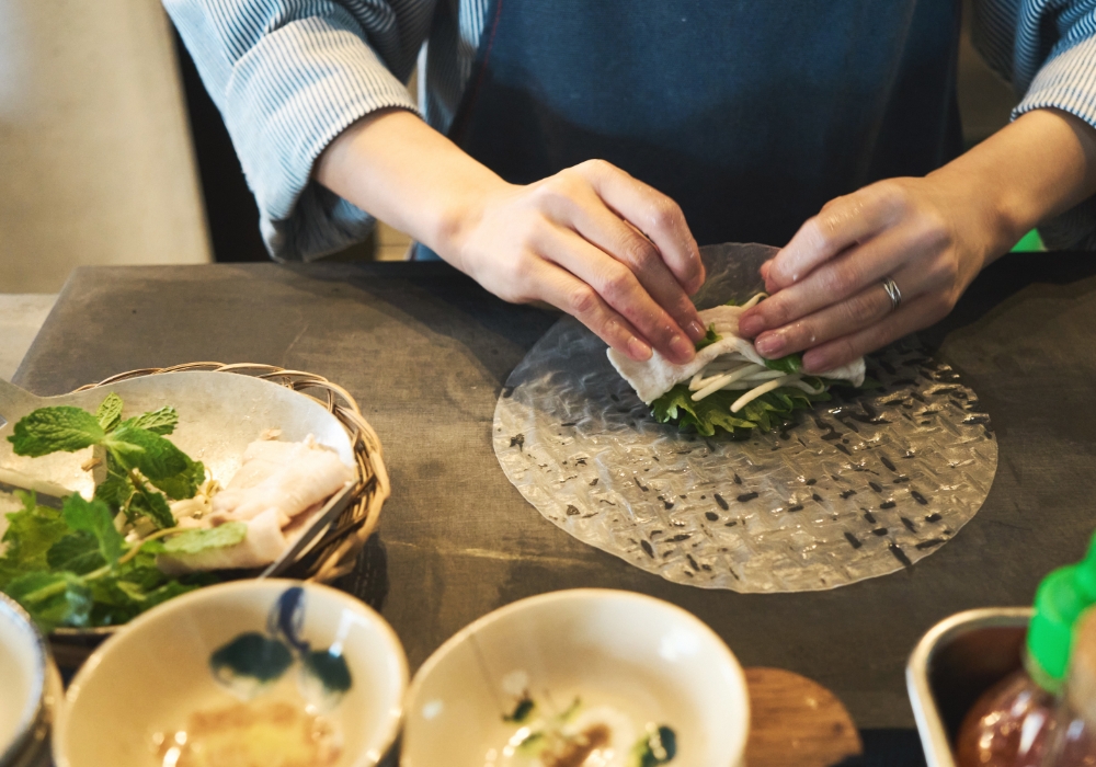 「自分の目で何を見たか、経験したか、その引き出しの多さが料理にも表れる」。