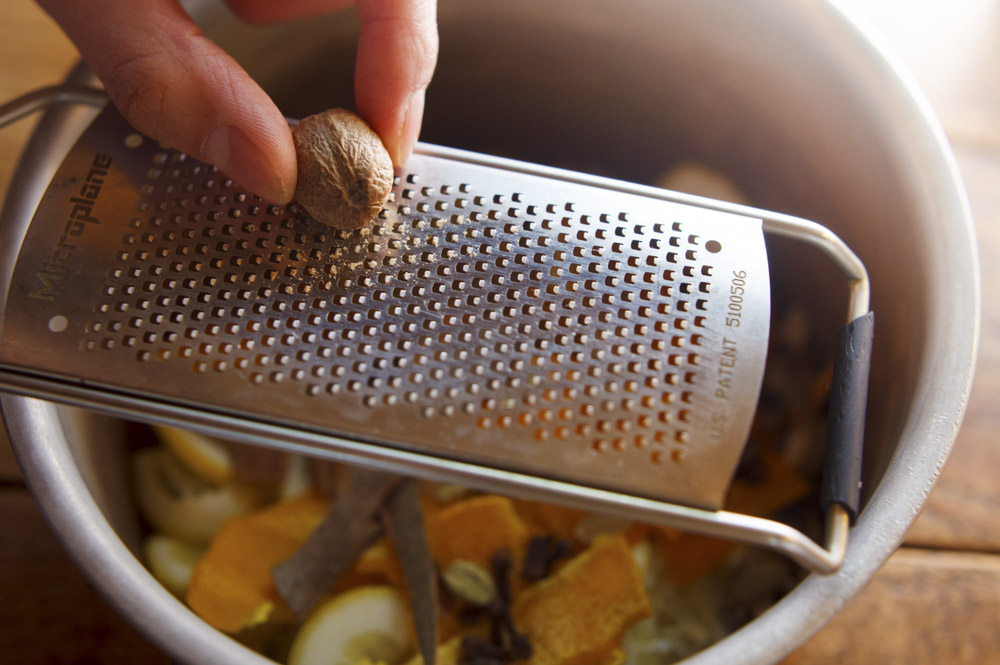 ナッツメグはおろし金ですりおろす。ホールがなければ同量のパウダーでも。