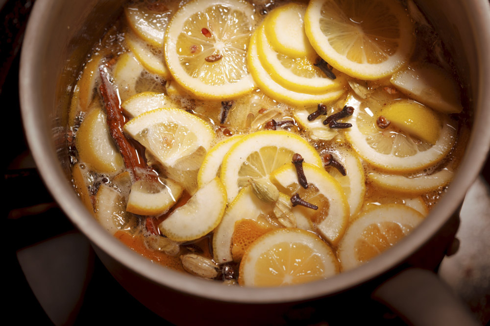 時折かき混ぜ、軽く沸いて砂糖が溶けたら火を止める。漉さずに一晩冷蔵庫で寝かせてから使う。