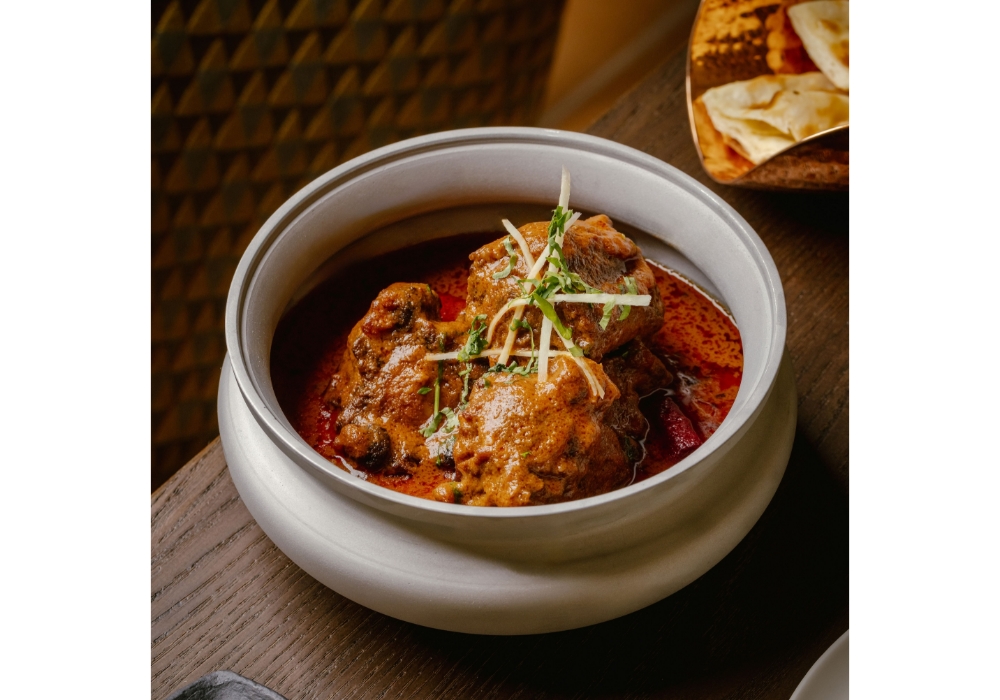 「ビーツとオックステールのカレー」は、赤いビーツが旬の季節のメニュー。