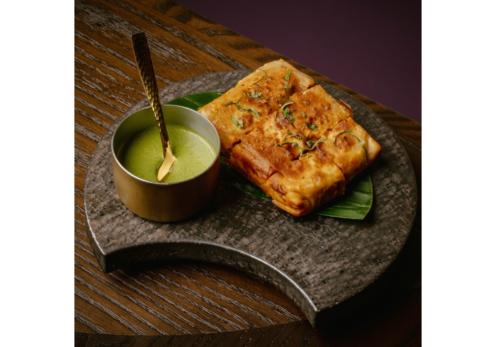 キャラメリゼしたタマネギをのせてグリルした「ココナッツ・シーバス」