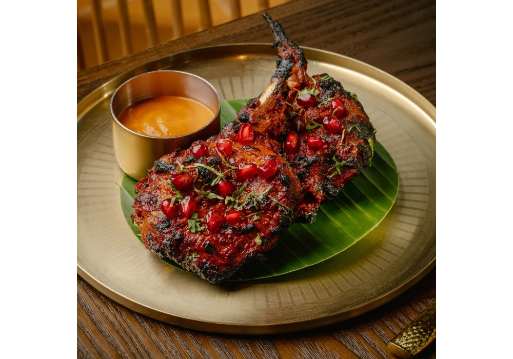 「ラムチョップ」はザクロとショウガをまとわせグリルする