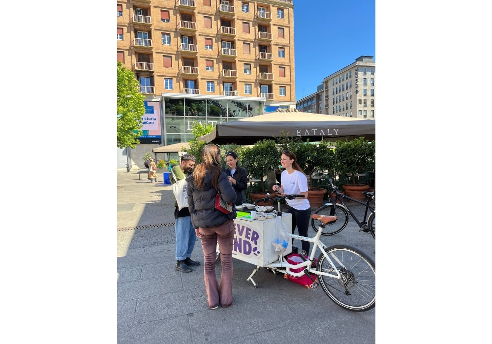 ストリート・サンプリングでは100人以上の人に試食してもらい、高評価を得た。