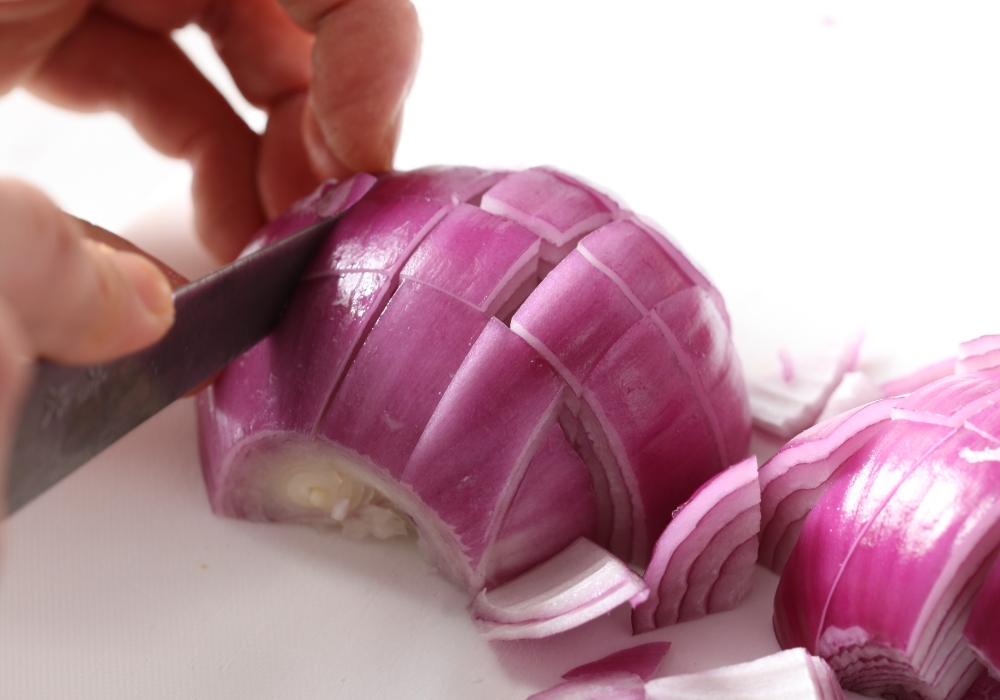 赤タマネギを切る