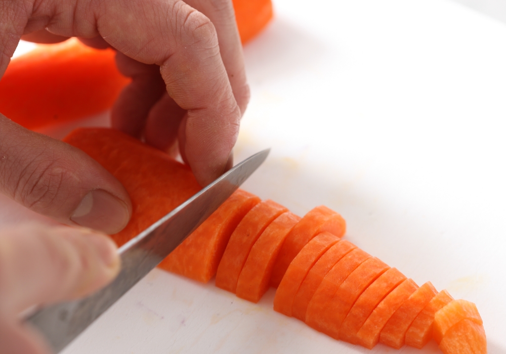 ニンジンを切る