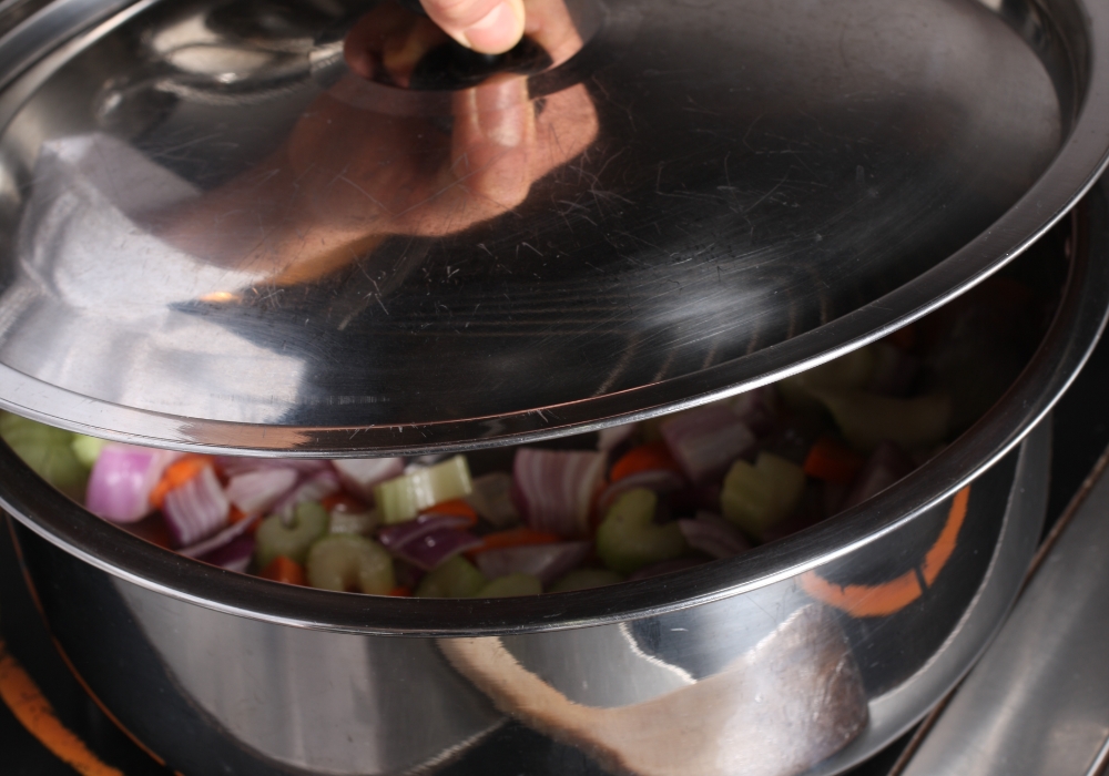 時々野菜を返し、全体で１時間ほど炒める