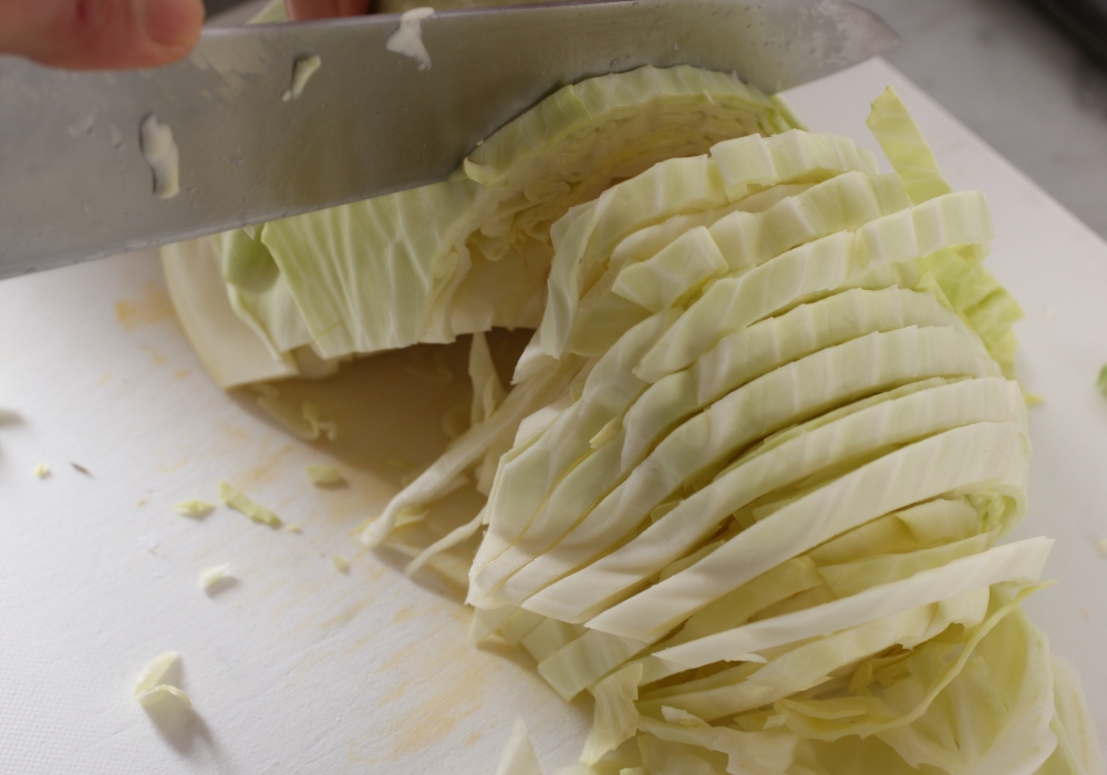 キャベツをザク切りにする