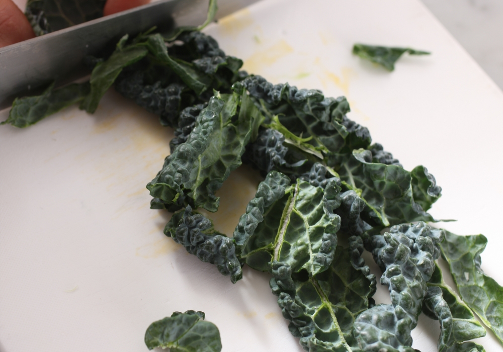 黒キャベツの葉をはずす