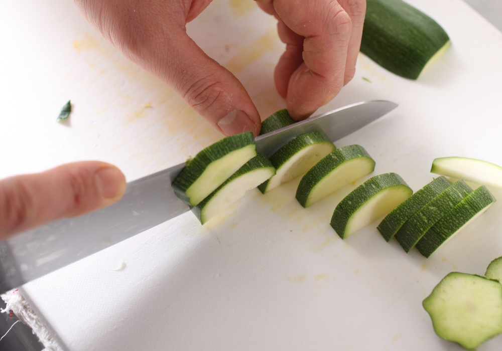 ズッキーニ、モロッコインゲンを切る