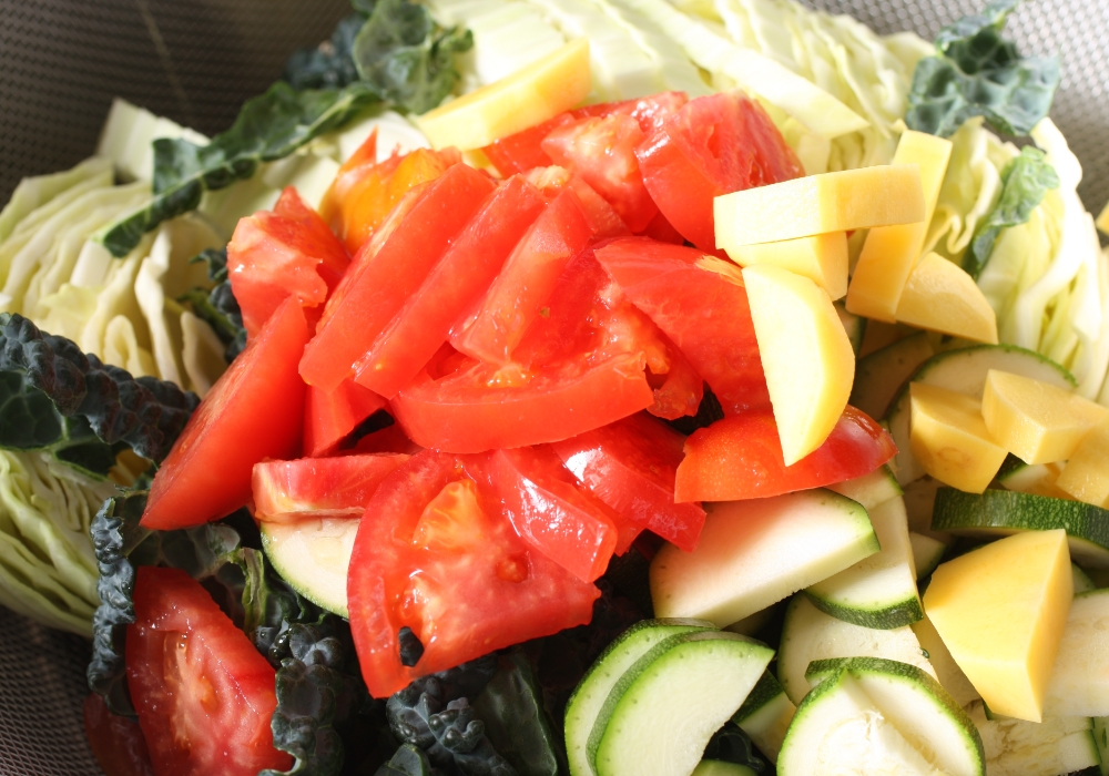 ジャガイモとトマトを切る