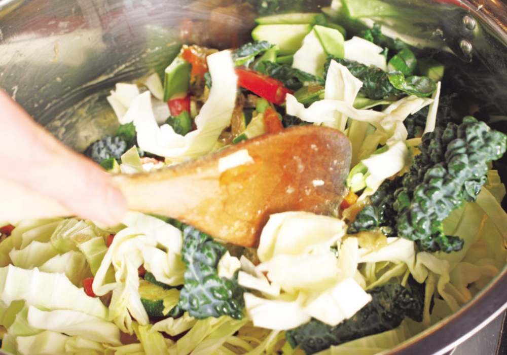 カットした残りの野菜をすべて入れ、全体を炒め合わせたら蓋をする