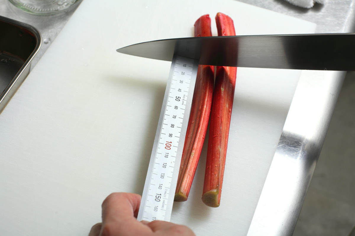 瓶に入る長さにカットする。通常は皮をむいてトロトロに加熱するが、今回は形を残して歯応えを出すため、むかずに加熱。