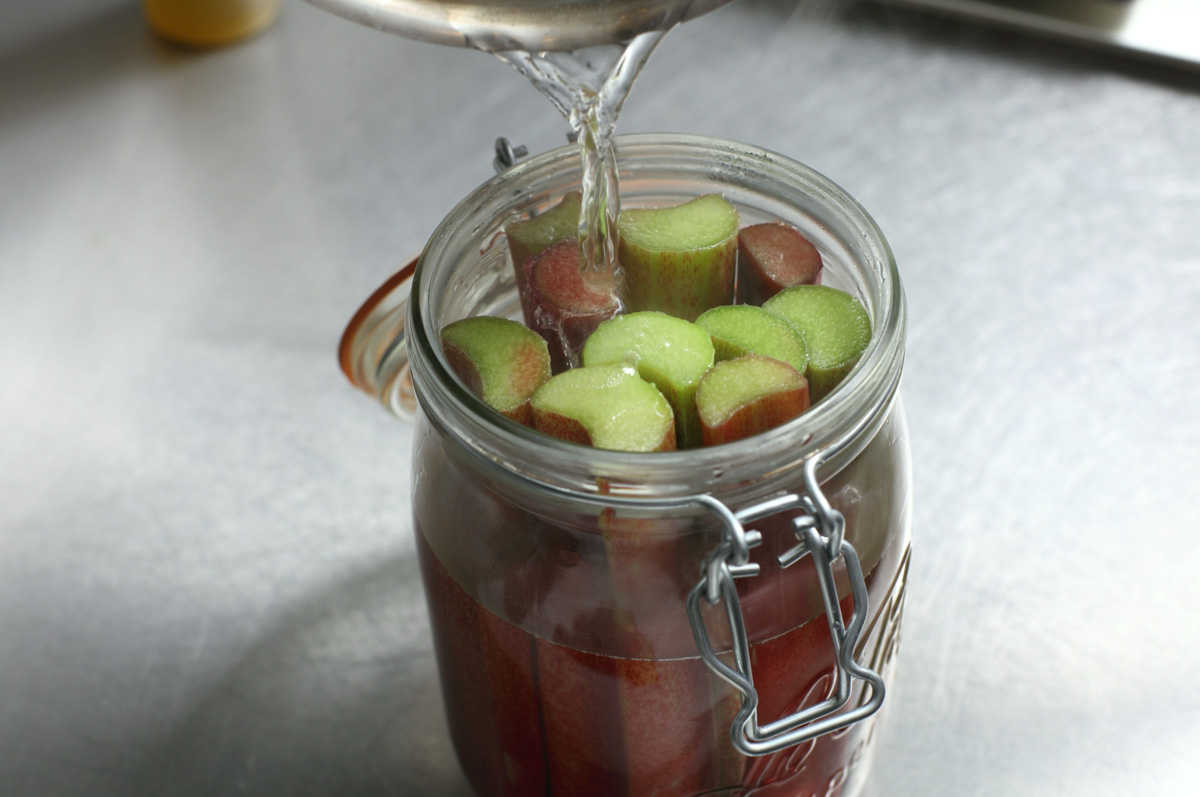 瓶にリュバーブを詰めて、リュバーブが完全にかぶるまで、シロップを注ぎ入れる。