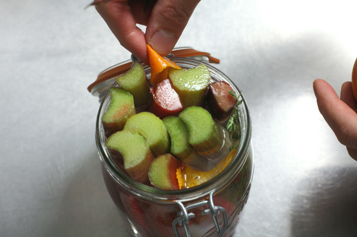 タイム、オレンジの皮、ローリエ、E.V.オリーブ油を加えて、蓋をしっかり閉める。