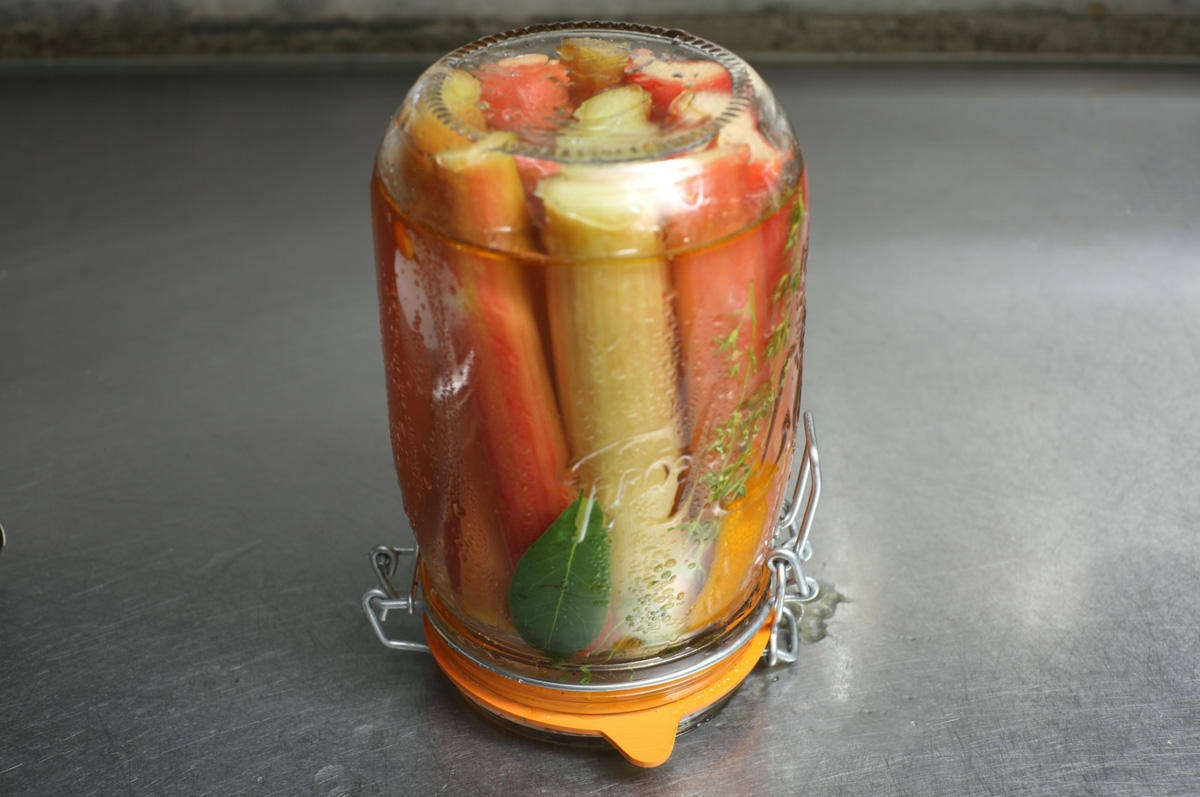 味を全体に行き渡らせるため。瓶をひっくり返して、しばらく置く。