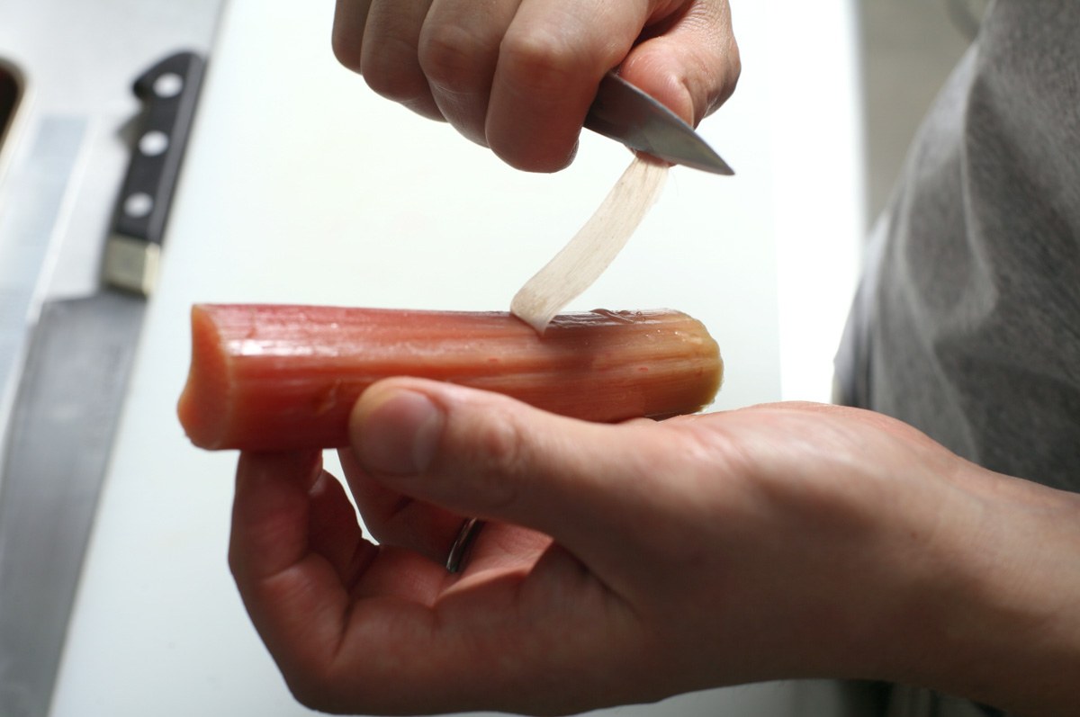 シロップに溶け出した赤い色が美しい。薄皮をむいてから使う。サラダなどの料理にもぜひ。