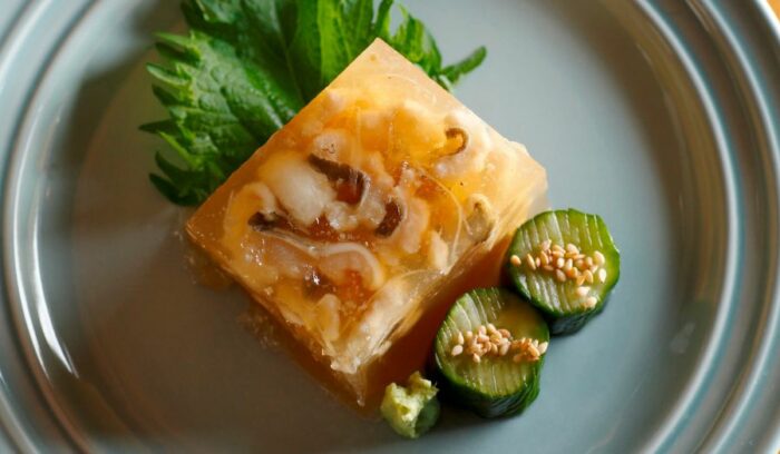 燗酒と。ひんやり口溶ける「穴子の煮こごり」