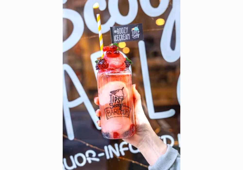 バーラーではカラフルなサンデーも楽しめる。