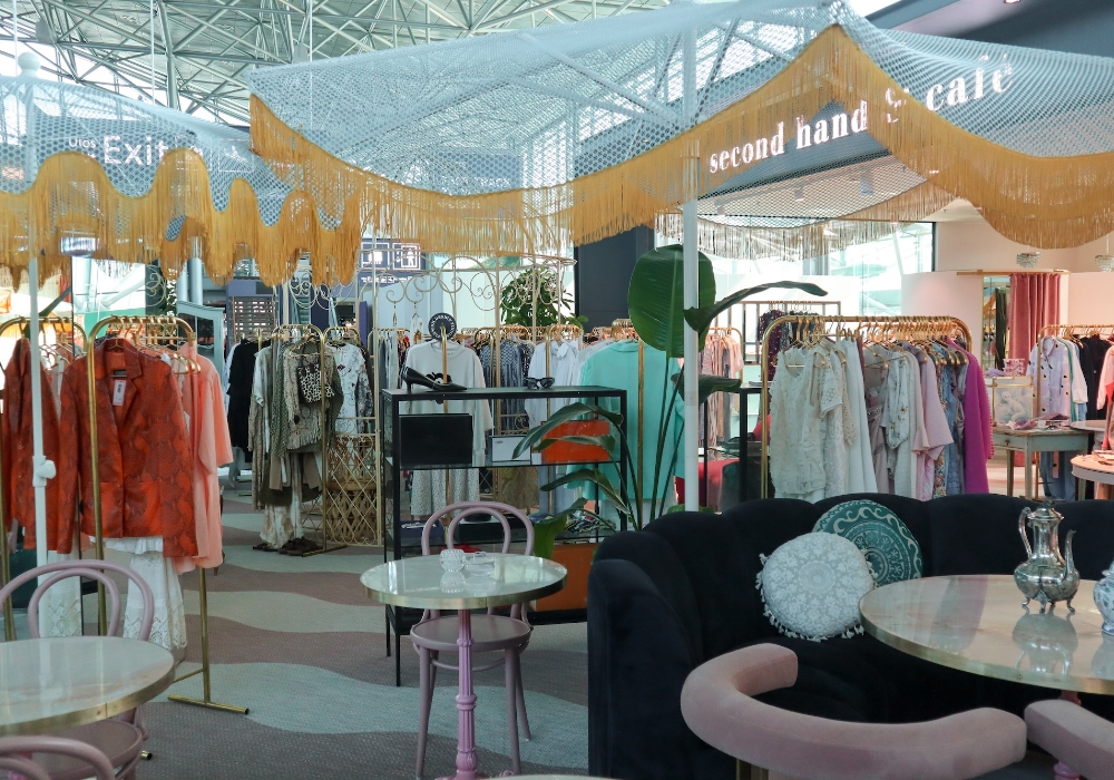 空港の待ち時間に北欧ヴィンテージをゲット！循環型経済を体感できるカフェ併設の古着店