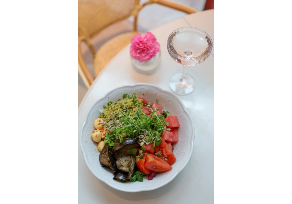 カフェではプラントベースの朝食やランチ、手作りのケーキやペストリーなどを提供。