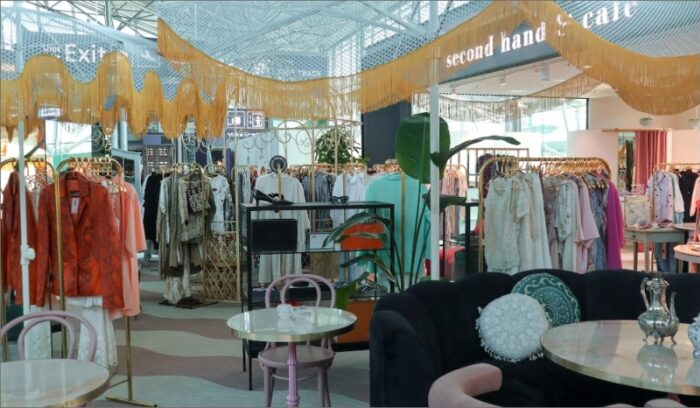 空港の待ち時間に北欧ヴィンテージをゲット！循環型経済を体感できるカフェ併設の古着店