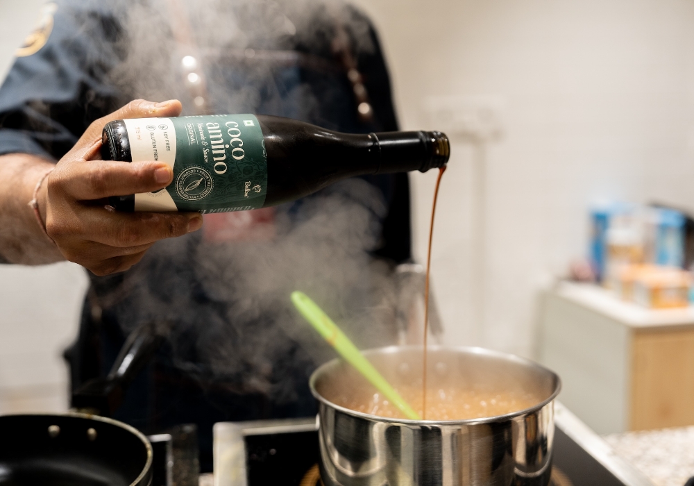 ココナッツアミノは、ココナッツニーラ、ココナッツフラワービネガーと塩を発酵させたもの。