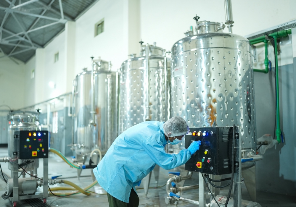 ココナッツビネガーの発酵タンク。