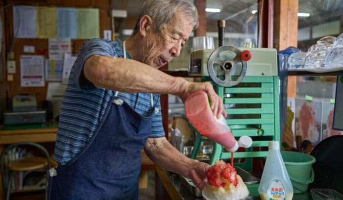 82歳。「地元産完熟イチゴを贅沢に使ったかき氷。シーズンには40キロのイチゴがなくなる」 
