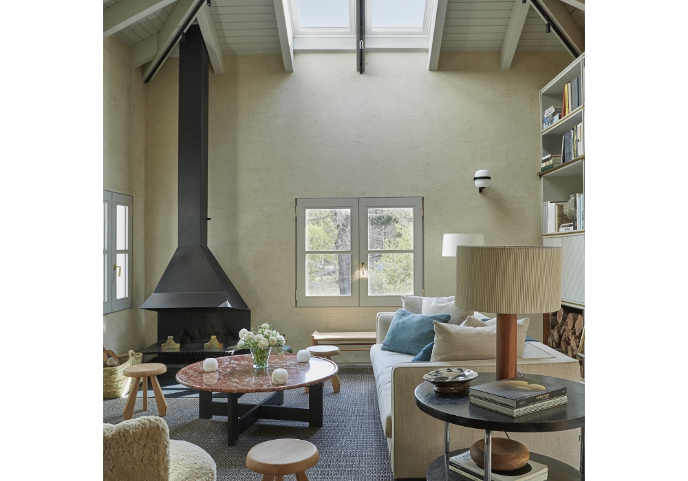 ダイニングスペースの他に、ソファでリラックスできる家庭のような空間も。