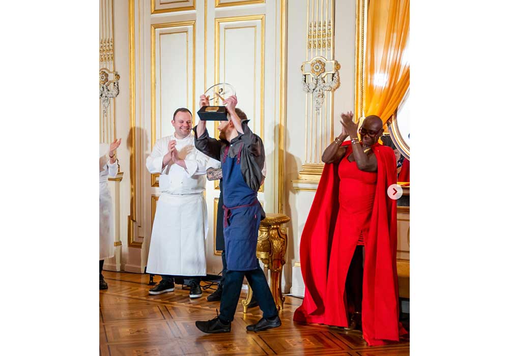 今年のGBM「チャンピオン・オブ・チャンピオンズ」が発表され、トロフィーを授与されたハワース氏。