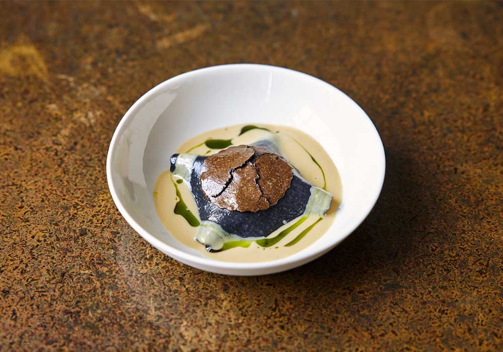 ウーラット豆や緑豆などを使用したラグーソース入り、チャーコールのラザニア。