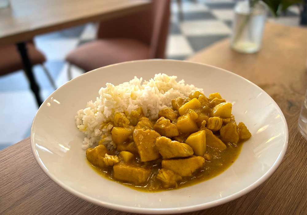 イタリアに根付いた数少ない“外国料理”の一つ、チキンカレー（16ユーロ）。