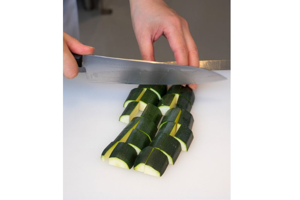 ズッキーニをおろす