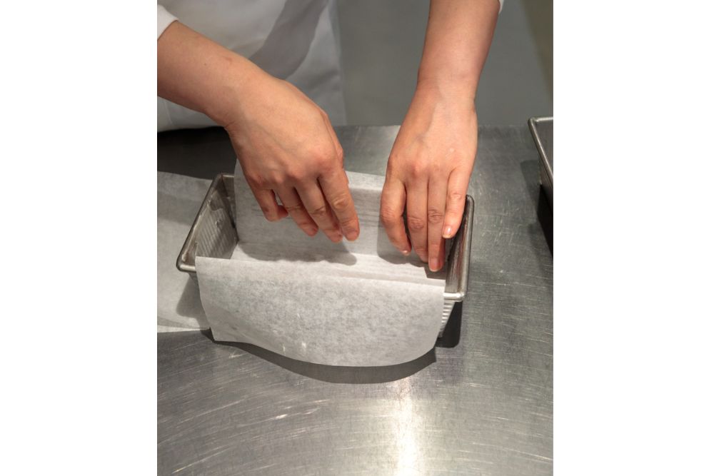 型にペーパーを敷く