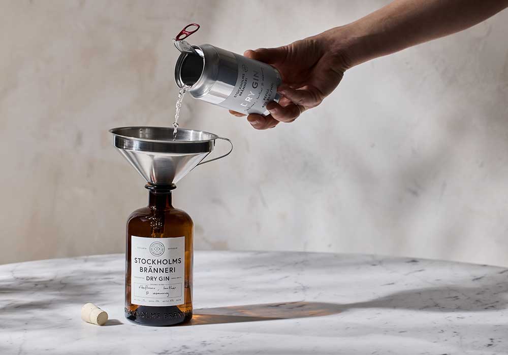 ブレンネリーのラインナップにはバーボン樽で貯蔵されたオークジンや、ばらの花びらやルバーブを漬け込んだピンクジンなどもあるが、今回のレフィル缶ではスタンダードなドライジンを発売。