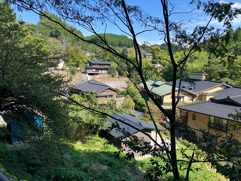 2009年にはミシュラン・グリーンガイド・ジャポンで二ツ星を獲得、国内の温泉ランキングでも上位に入る。