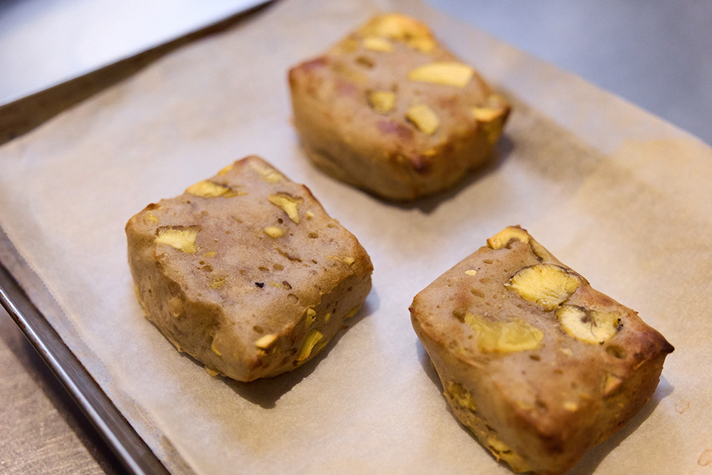 栗の葛よせ豆腐。白練り胡麻や葛粉などで練り上げたら、仕上げに焼き栗を加えて冷やし固める。 提供直前に一度オーブンで焼き、香りを立てる。