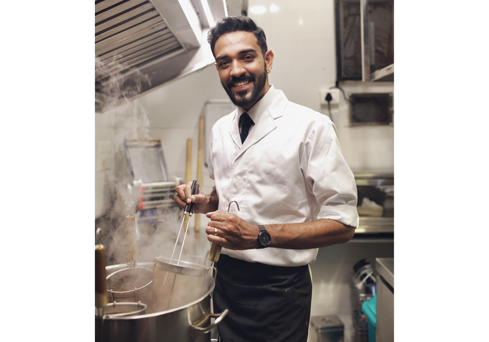 シェフのブレハディーシュさん。日本留学から帰ってきてすぐ友人に誘われ、コロナ禍中の2021年１月に「ギンコ」をオープンした。店名は銀杏の英語名。災害にも強く、長寿の木として知られるため、ロックダウンが続く不安定な時期のオープンにぴったりだと思い選んだという。