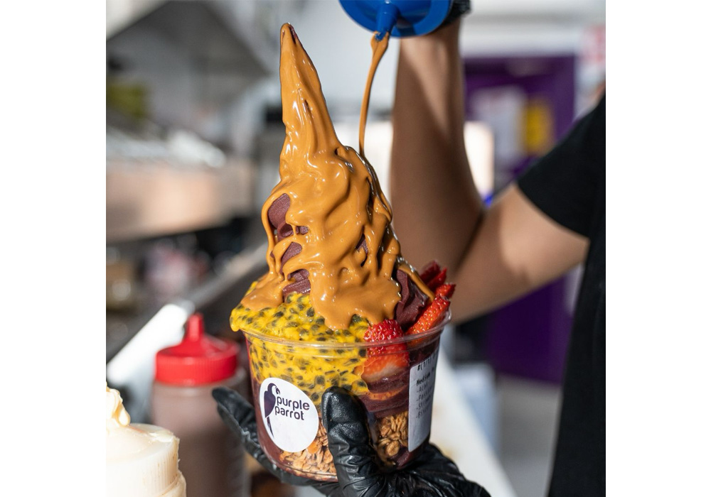 シドニー西部に出店している「パープル・パロット」の定番「アマゾン・パロット」（15.95豪州ドル〜）は、オーガニックのアサイーのソフトサーブ（ソフトクリーム）にグラノーラとフルーツを重ね、ビスコフソースをたっぷりかけた存在感のあるボウル。アサイー以外では、ピスタチオのソフトサーブが一番人気。