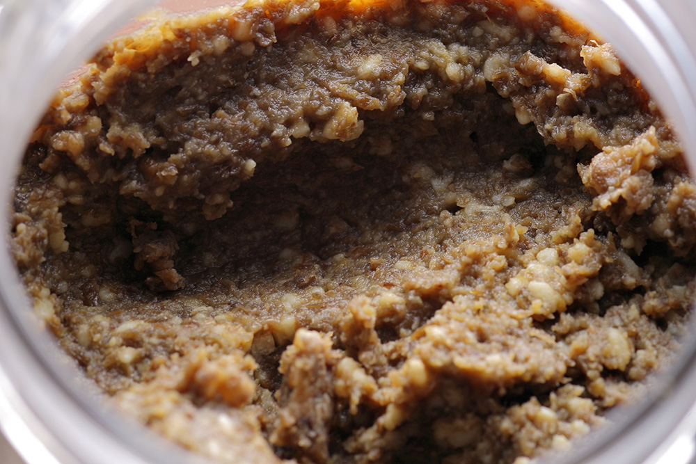 マリネやソースのベースに。フレンチシェフが仕込む「レンズ豆の味噌」