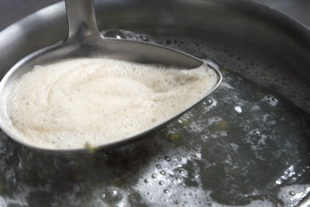 ［１］アクを取りながら茹でる