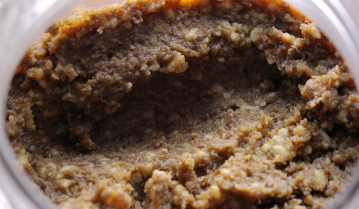 マリネやソースのベースに。フレンチシェフが仕込む「レンズ豆の味噌」